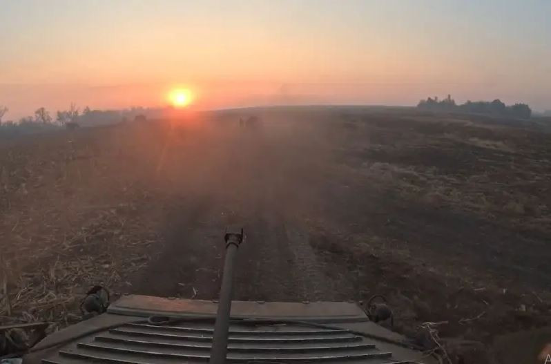 Đêm hôm trước, kênh Military Summary cho biết, các nhóm xung kích của RFAF tiến vào Uspenovka đã chiến đấu ác liệt ở phía bắc ngôi làng cho đến tận tối muộn, cố gắng đánh bật các đơn vị Ukraine khỏi đó. Đến sáng, có thông tin cho biết ngôi làng đã nằm trong tầm kiểm soát của RFAF và AFU đã bị đánh lui.