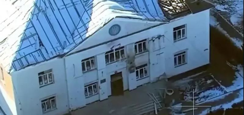 Quá trình đột nhập vào tòa nhà, những người lính Nga đã không gặp phải bất kỳ sự kháng cự nào, điều đó có nghĩa là Quân đội Ukraine (AFU) không còn kiểm soát khu vực này của thành phố nữa, ít nhất nó cũng nằm trong vùng xám. Khi vào bên trong, lính Nga leo lên tầng trên cùng và treo lá cờ ba màu của Nga qua cửa sổ.