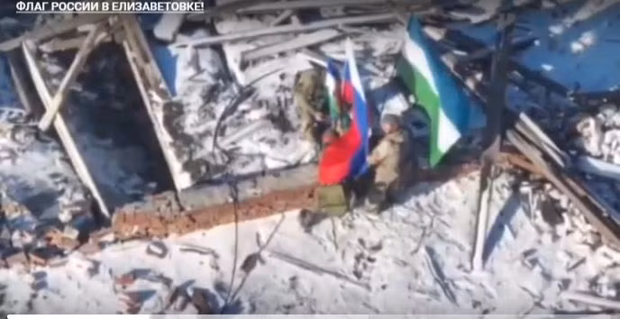 Cuộc đột phá không kết thúc ở đó, khi những người lính Nga tiếp tục treo biểu ngữ của đơn vị họ trên một thanh tạ ở một quán bar cạnh tòa nhà Hội đồng Thành phố. Gần đó vào thời điểm này, các biểu ngữ của Ukraine vẫn đang tung bay trong gió lạnh, nhưng điều này chắc sẽ không tồn tại được lâu.