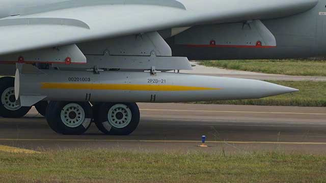 Một khía cạnh quan trọng khác, quyết định hiệu quả hoạt động của bất kỳ máy bay chiến đấu nào, đó là bán kính hoạt động và thời gian hoạt động trên không. F-15EX có bán kính chiến đấu khoảng 4.000 km, với khả năng tiếp nhiên liệu trên không, giúp nó tấn công các mục tiêu sâu trong lãnh thổ của đối phương. Còn H-6K có bán kính hoạt động tới 5.000 km, giúp nó có khả năng thực hiện các cuộc tấn công tầm xa. 