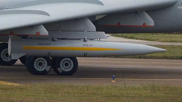 Một khía cạnh quan trọng khác, quyết định hiệu quả hoạt động của bất kỳ máy bay chiến đấu nào, đó là bán kính hoạt động và thời gian hoạt động trên không. F-15EX có bán kính chiến đấu khoảng 4.000 km, với khả năng tiếp nhiên liệu trên không, giúp nó tấn công các mục tiêu sâu trong lãnh thổ của đối phương. Còn H-6K có bán kính hoạt động tới 5.000 km, giúp nó có khả năng thực hiện các cuộc tấn công tầm xa. 