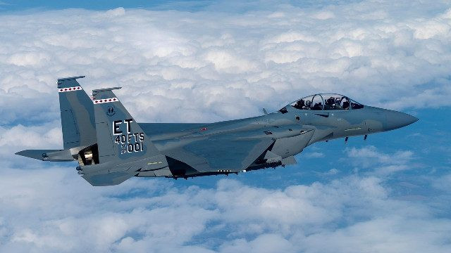 F-15EX là máy bay chiến đấu đa năng hạng nặng nổi tiếng, đại diện cho sự phát triển mới nhất của dòng máy bay lừng danh. Được chế tạo bằng công nghệ tiên tiến, F-15EX được trang bị hệ thống điện tử hàng không tiên tiến, hệ thống điều khiển bay bằng phần mềm và khung máy bay chắc chắn, có khả năng chịu được các thao tác quá tải cao.