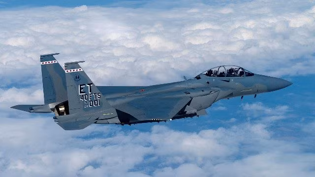 F-15EX là máy bay chiến đấu đa năng hạng nặng nổi tiếng, đại diện cho sự phát triển mới nhất của dòng máy bay lừng danh. Được chế tạo bằng công nghệ tiên tiến, F-15EX được trang bị hệ thống điện tử hàng không tiên tiến, hệ thống điều khiển bay bằng phần mềm và khung máy bay chắc chắn, có khả năng chịu được các thao tác quá tải cao.