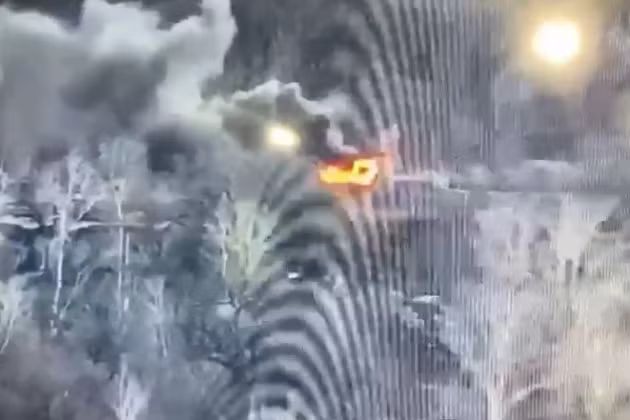 Đêm hôm qua, các vị trí đóng quân của Quân đội Ukraine nằm gần đường giới tuyến, đã phải hứng chịu những đợt tấn công mạnh mẽ từ các loại pháo hạng nặng của lực lượng dân quân ly khai hai nước cộng hòa tự xưng.