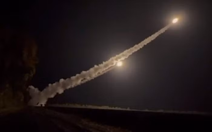 Cuộc tấn công bằng tên lửa ATACMS của Ukraine, có khả năng buộc Quân đội Nga một lần nữa phải di chuyển các căn cứ tác chiến cũng như các nút chỉ huy và kiểm soát ra xa tiền tuyến, từ đó làm tăng gánh nặng cho chuỗi bảo đảm hậu cần. 