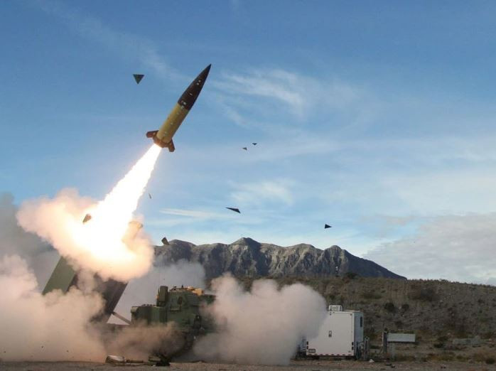 Tên lửa ATACMS mà Ukraine mới nhận của Mỹ đã tấn công vào cả hai sân bay. Các nguồn tin cho biết, trước cuộc tấn công bằng tên lửa của Ukraine, các tuyến phòng thủ của Nga đang dựa nhiều vào trực thăng vũ trang. Giờ đây, số trực thăng vũ trang của quân đội Nga đã bị dàn mỏng. Tuy nhiên, thông tin của tình báo Anh chưa được xác nhận. 