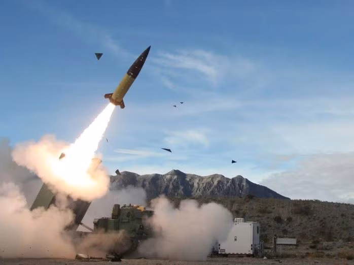 Tên lửa ATACMS mà Ukraine mới nhận của Mỹ đã tấn công vào cả hai sân bay. Các nguồn tin cho biết, trước cuộc tấn công bằng tên lửa của Ukraine, các tuyến phòng thủ của Nga đang dựa nhiều vào trực thăng vũ trang. Giờ đây, số trực thăng vũ trang của quân đội Nga đã bị dàn mỏng. Tuy nhiên, thông tin của tình báo Anh chưa được xác nhận. 