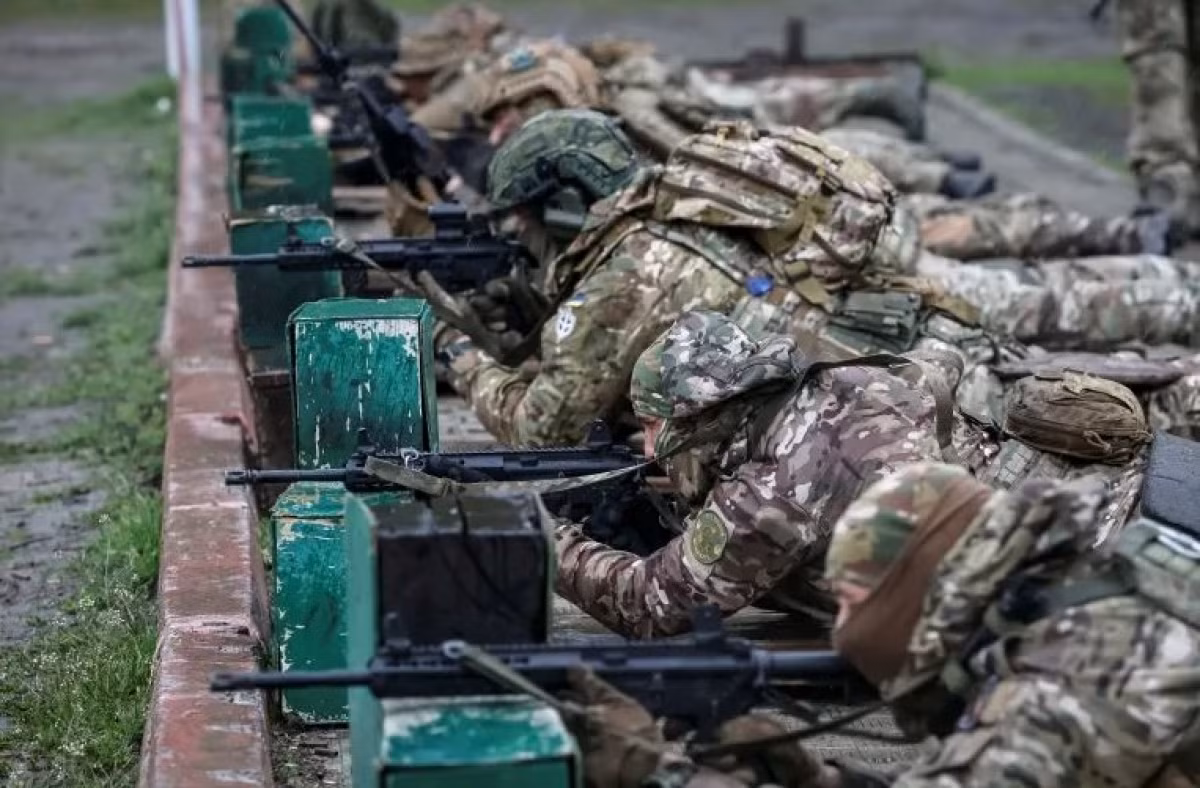 Trong khi quân đội Ukraine đang huấn luyện chiến sĩ mới và trang bị vũ khí mới theo “chuẩn NATO”, thì lúc này quân đội Nga đã có nhiều tháng để chuẩn bị hệ thống phòng thủ nhiều lớp, đào hào và bố trí các khu vực bãi mìn rộng lớn. Oleksandre, tiểu đoàn trưởng 28 tuổi của Lữ đoàn thủy quân lục chiến 37 cho rằng, quân đội Nga vẫn có lợi thế về hỏa lực và sức mạnh lớn hơn.