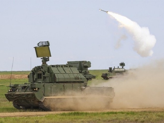 Tính tới thời điểm hiện tại, tổ hợp Tor có 3 phiên bản nâng cấp chính vào các năm 1991 (Tor-M1), 2009 (Tor-M2U) và 2016 (Tor-M2). Quá trình sản xuất dòng vũ khí lục quân này, do Công ty cổ phần Kupol thực hiện.