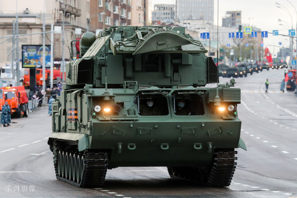 Vậy hệ thống phòng không Tor là vũ khí gì, mà có màn thực chiến đáng nể như vậy? Đó là một hệ thống tên lửa đất đối không tầm ngắn di động, dùng tiêu diệt các mục tiêu bay ở độ cao thấp đến trung bình, có thể hoạt động trong mọi điều kiện thời tiết.