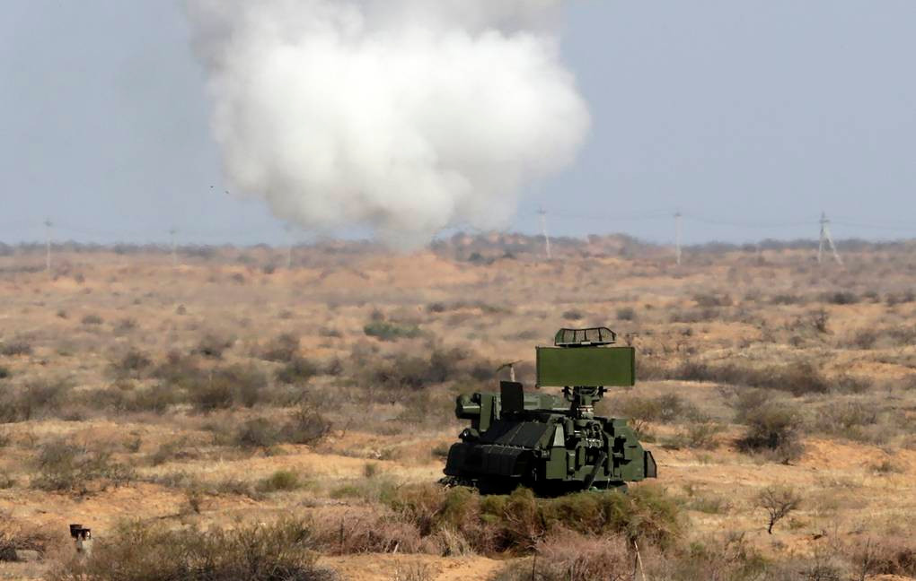 Tor-M2 có thể theo dõi cùng lúc 144 mục tiêu ở phạm vi 32km và dẫn bắn vào 4 mục tiêu nguy hiểm nhất. Trong khi đó, kíp điều khiển chỉ có 2 người. Cùng với đó, với các biến thể nâng cấp của đạn tên lửa 9M330 đã giúp khả năng chiến đấu của Tor-M2 có thể vươn xa. 