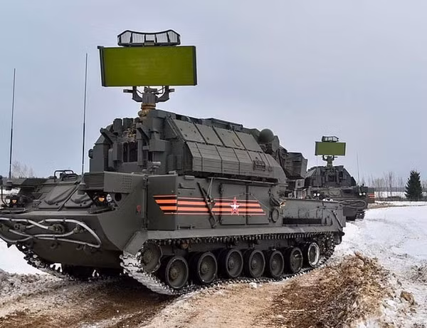 Tổ hợp Tor dùng đạn tên lửa 9M330, cho khả năng bắn hạ các mục tiêu bay ở khoảng cách 12km, trần bắn hơn 6.000m và liên tục được cải thiện ở các phiên bản Tor sau này. Trong đó xác suất tiêu diệt đối với UAV đạt từ 85-95%.