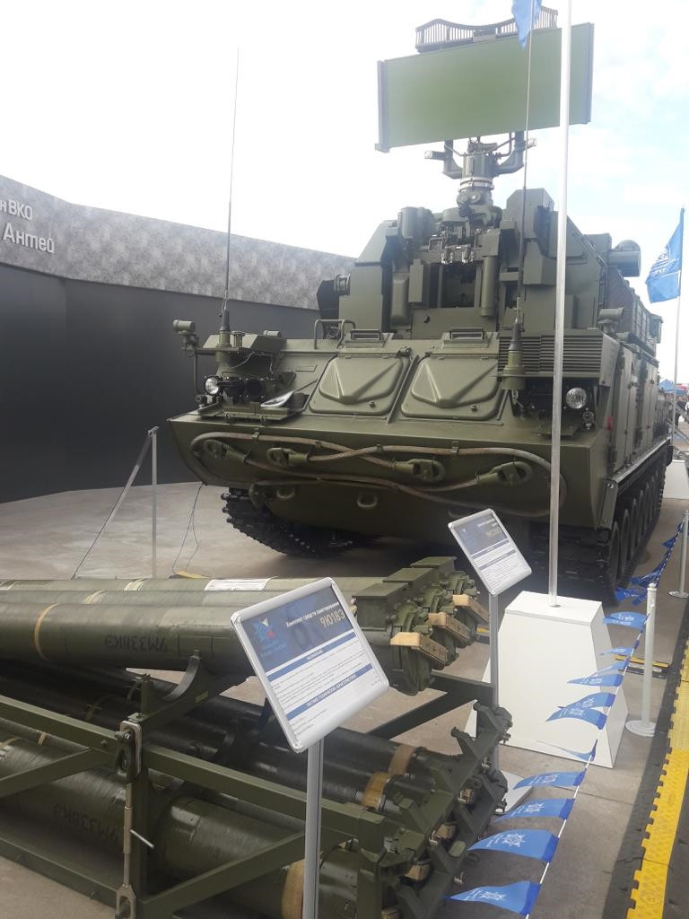 Trong tác chiến bất đối xứng, với việc đối phương sử dụng rộng rãi vũ khí tấn công không đối đất thông minh, hay UAV thông minh hiện đại, thì vai trò của các tổ hợp tên lửa phòng không di động, hiệu quả cao như Tor-M2 lại càng được khẳng định.