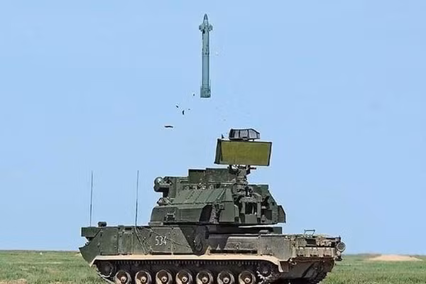 Do có phương thức phóng thẳng đứng và hiệu quả tác chiến cao, tương tự như tổ hợp tên lửa S-300, Tor đã được đặt biệt danh là “S-300 mini” và nhanh chóng được biên chế cho Quân đội Nga.