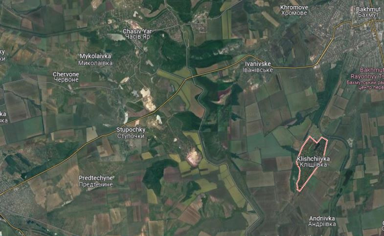 Trước sức ép tấn công của quân Nga vào Chasov Yar, phía Ukraine đã tăng lực lượng phòng ngự. Tuy nhiên, do Lữ đoàn bộ binh cơ giới 67 ít kinh nghiệm chiến đấu, không thích ứng được với cường độ giao tranh tại đây nên đã đánh mất các vị trí chủ chốt, tạo điều kiện cho quân Nga dễ dàng tiếp cận vùng ngoại vi Chasov Yar. 