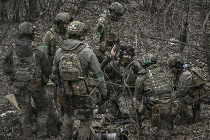 Khi đó lính đánh thuê Wagner chiến đấu cảm tử ở phía trước, còn Sư đoàn dù 98 của Nga phòng thủ phía sau và bên sườn phía nam Bakhmut. Và giống như hiện nay, việc chiếm kênh đào Severski Donets - Donbass ở sườn phía nam Chasov Yar, do lính dù Nga đảm nhiệm và các đơn vị tình nguyện bảo vệ bên sườn và phía sau.