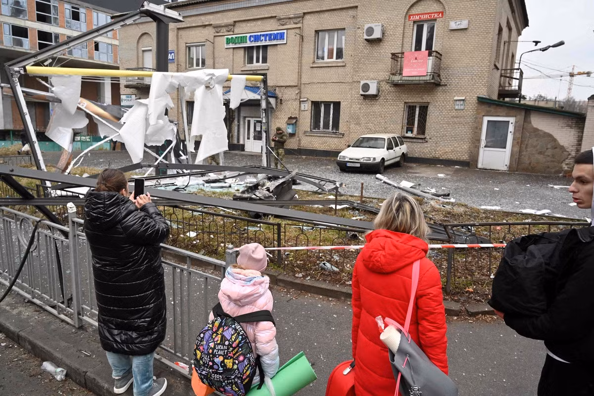 Hình ảnh về các cơ sở quân sự khác của Ukraine bị hỏa lực Quân đội Nga tấn công, được công bố nhiều trên các trang mạng xã hội; nhưng hiện Bộ Quốc phòng Nga không đưa ra bình luận về chúng.