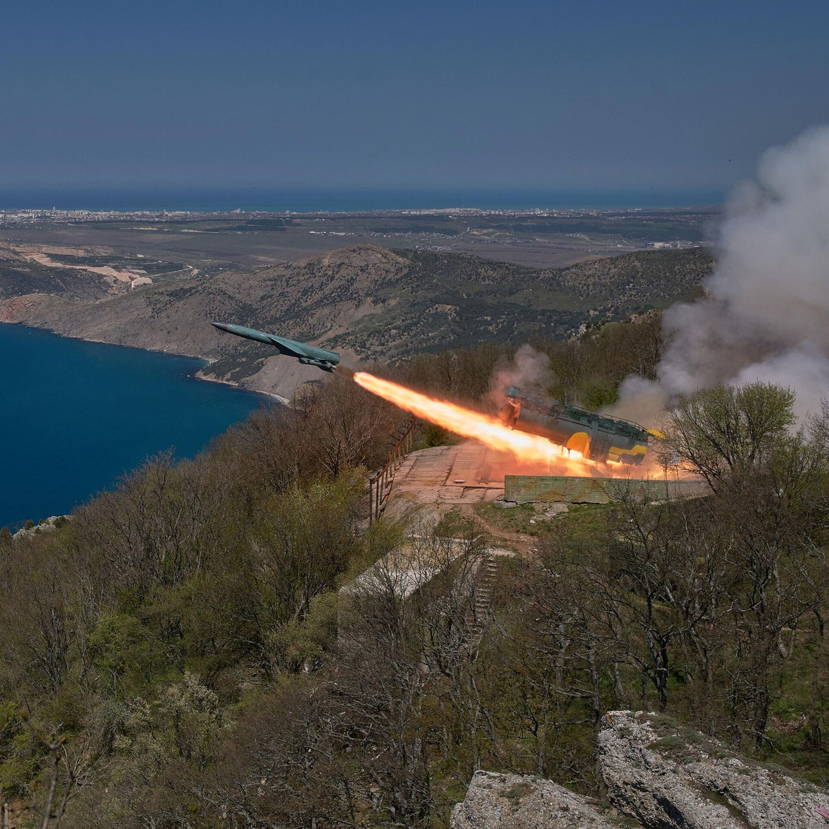 Khi tên lửa đến gần mục tiêu, lúc này radar dẫn đường của tên lửa được kích hoạt, thì tên lửa bắt đầu điều chỉnh độ cao. Trong điều kiện thích hợp, tên lửa này còn có thể tấn công các mục tiêu ở góc bổ nhào tới 80 độ, giúp nâng cao năng lực phá hủy mục tiêu.