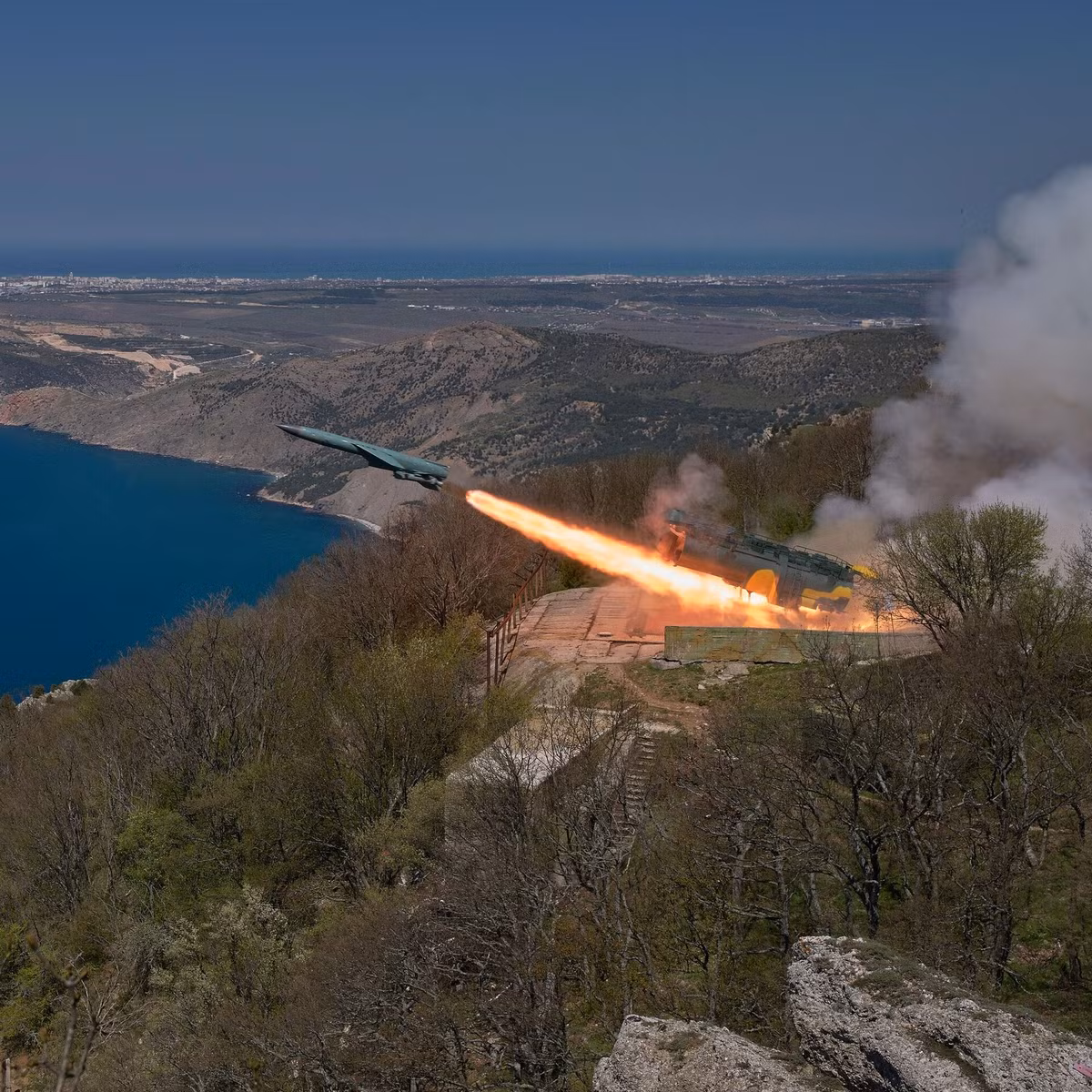 Khi tên lửa đến gần mục tiêu, lúc này radar dẫn đường của tên lửa được kích hoạt, thì tên lửa bắt đầu điều chỉnh độ cao. Trong điều kiện thích hợp, tên lửa này còn có thể tấn công các mục tiêu ở góc bổ nhào tới 80 độ, giúp nâng cao năng lực phá hủy mục tiêu.