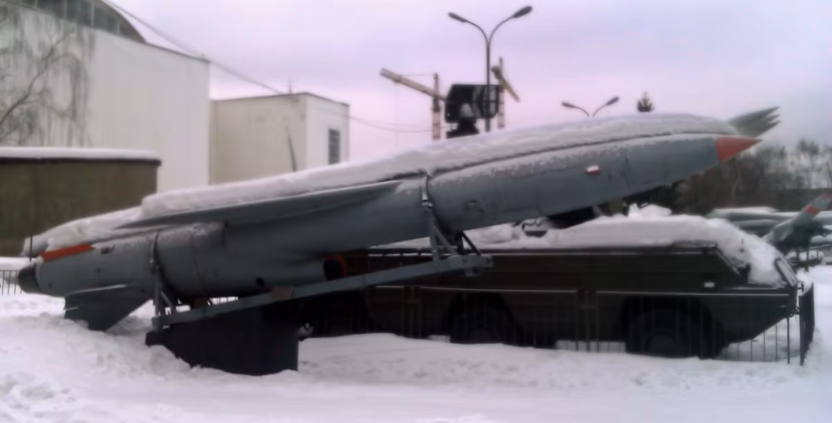 Tên lửa P-35 ra đời từ cuối những năm 1950 và được đưa vào biên chế chiến đấu của Quân đội Liên Xô từ năm 1962, đây cũng là loại tên lửa chống hạm đầu tiên của Quân đội Liên Xô. Đến nay, loại tên lửa này đã không còn phù hợp với chiến tranh hiện đại. 