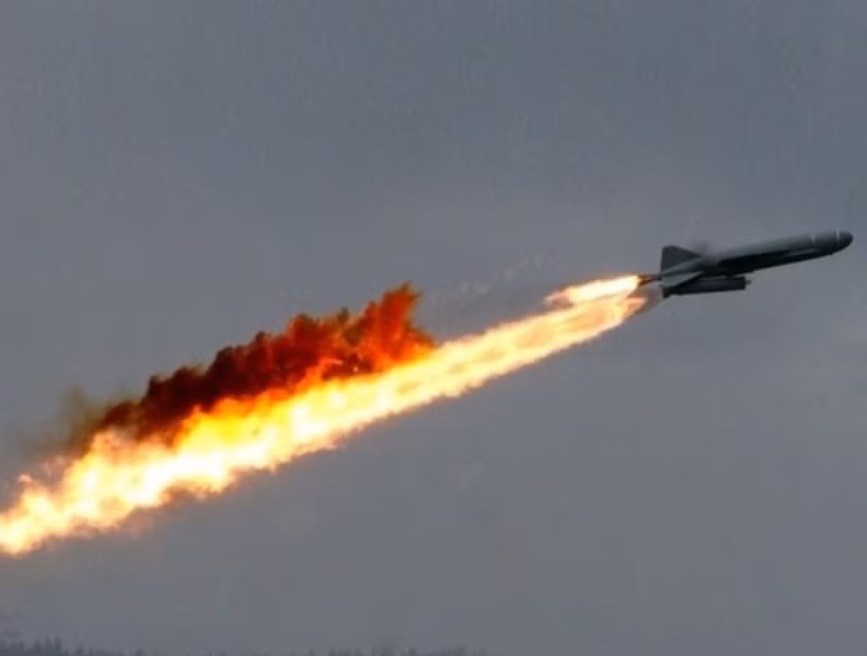 Tên lửa P-35 sử dụng phương pháp dẫn đường quán tính kết hợp các lệnh vô tuyến trong giai đoạn đầu và bằng radar chủ động cho giai đoạn cuối. Người điều khiển tên lửa có thể theo dõi đường bay của tên lửa bằng radar trên hệ thống phóng và thực hiện những điều chỉnh nhỏ về hướng bay nếu cần.