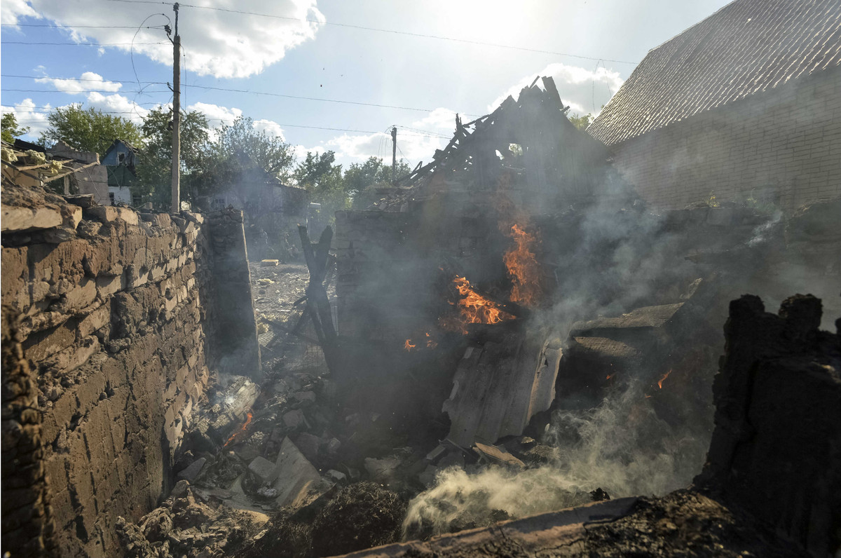 Trong khi đó Ukraine kêu gọi Thổ Nhĩ Kỳ đóng eo biển Bosphorus, Dardanelles không cho tàu chiến Nga đi qua. Theo các nhà phân tích quốc tế, cuộc đối đầu quân sự giữa Nga, DPR, LPR và Ukraine có thể kéo dài ít nhất 4 tháng.