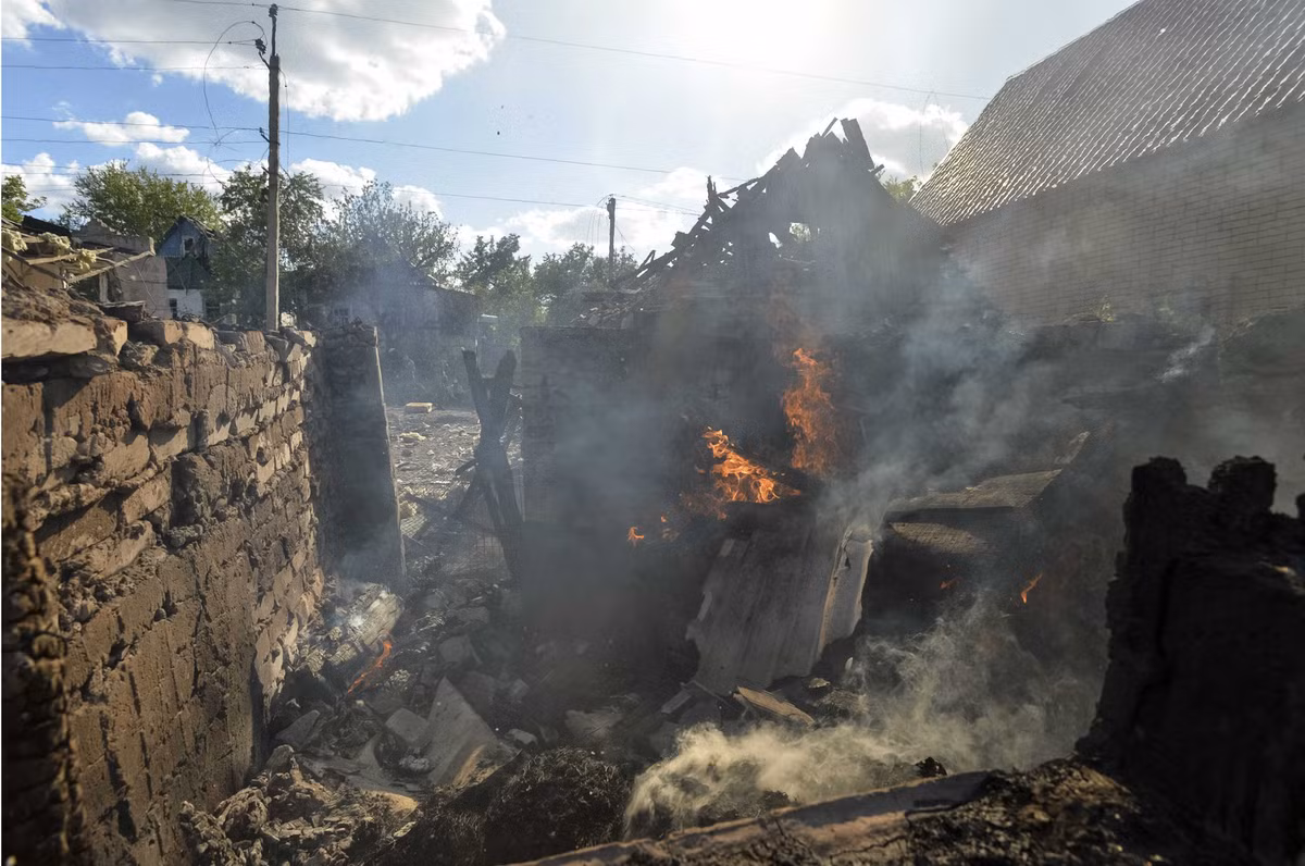 Trong khi đó Ukraine kêu gọi Thổ Nhĩ Kỳ đóng eo biển Bosphorus, Dardanelles không cho tàu chiến Nga đi qua. Theo các nhà phân tích quốc tế, cuộc đối đầu quân sự giữa Nga, DPR, LPR và Ukraine có thể kéo dài ít nhất 4 tháng.