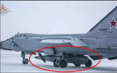 Máy bay chiến đấu MiG-31I khác phiên bản tiền nhiệm MiG-31K là ở phiên bản MiG-31K, phi công phải thực hiện thủ công việc nhập dữ liệu cần thiết vào máy tính trên máy bay để phóng tên lửa Kinzhal; nhưng ở phiên bản Kinzhal, việc nhập dữ liệu hoàn toàn ở chế độ tự động mà không cần sự tham gia của phi công. Như vậy độ chính xác cũng tăng lên. 