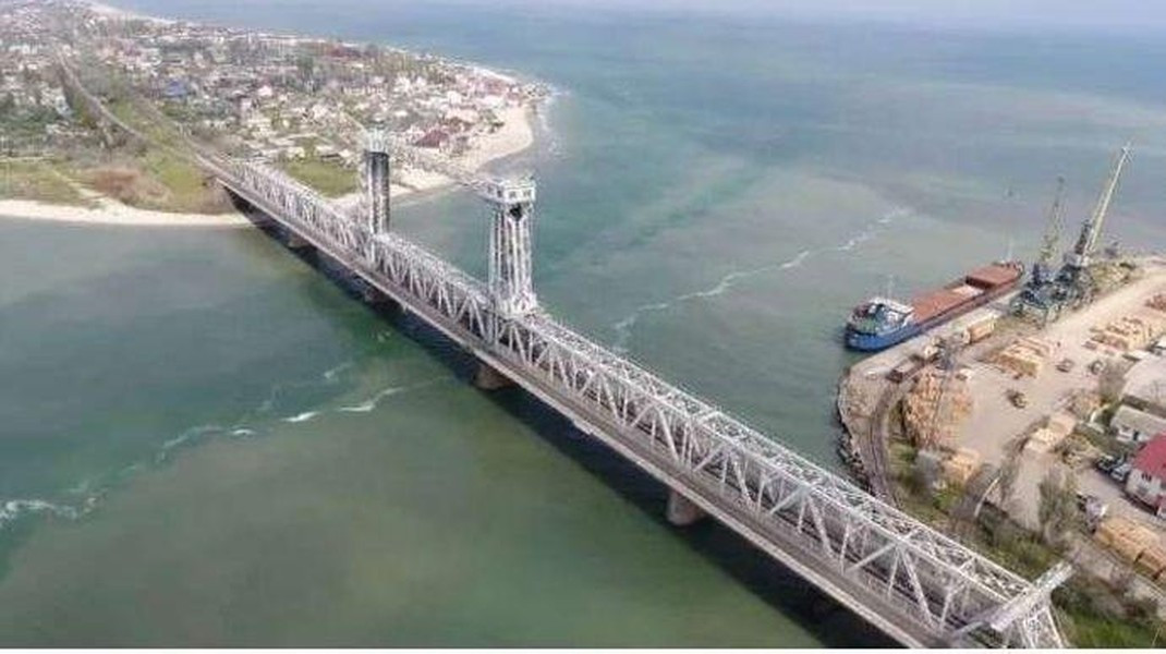 Ngay tại Odessa, nơi con sông Dnepr chảy ra biển, có cầu Zatoka vượt qua cửa sông; nhưng theo các chuyên gia, để phá hủy cây cầu này, Nga cần có tên lửa mang 1,5 tấn, hoặc tốt hơn là 3 tấn thuốc nổ.