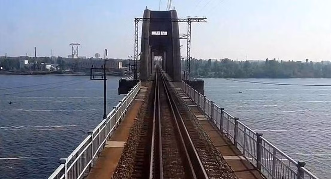 Nếu việc tự động hóa việc phóng tên lửa trên máy bay chiến đấu của Nga tăng lên, thì tên lửa siêu thanh Kinzhal giờ đây không chỉ có thể tiêu diệt mục tiêu cố định, mà có thể tiêu diệt mục tiêu di động. Ví dụ như một đoàn tàu chở đầy vũ khí đang băng qua các cây cầu bắc qua Dnieper với tốc độ tối đa.