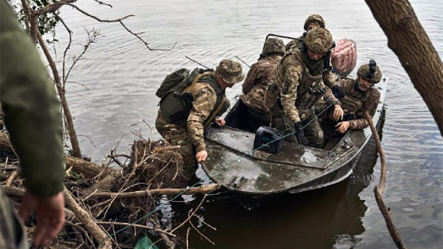 Với hình thức vượt sông quy mô dưới 100 binh sĩ vũ trang hạng nhẹ, lính Ukraine liên tục được điều động sang bên kia sông do quân Nga kiểm soát, với mục đích lợi dụng tuyến phòng ngự bố trí sâu ở phía trong bờ sông của quân Nga, để lập đầu cầu ở bờ nam sông Dniepe, nhằm vận chuyển quân và vật tư.