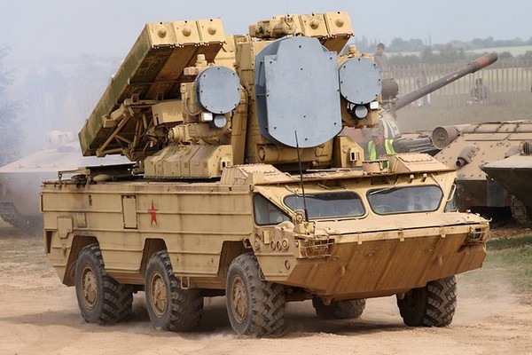 9K33 Osa là hệ thống tên lửa phòng không tầm ngắn tự hành, đặt trên xe bọc thép 6 bánh, có thể mang 6 đạn tên lửa phòng không và có thể tấn công trực thăng vũ trang và máy bay chiến đấu bay thấp. Loại tên lửa này mạnh hơn tên lửa vác vai Stinger của Mỹ.