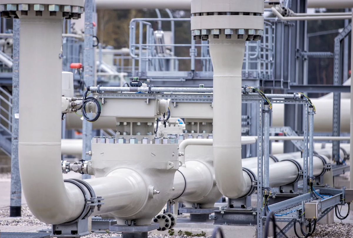 Về cách EU có thể thoát khỏi phụ thuộc vào năng lượng của Nga, theo thông tin của Reuters vào ngày 22/3, các nhà lãnh đạo EU sẽ đưa ra một tuyên bố tại hội nghị thượng đỉnh tuần này, để cùng mua khí đốt tự nhiên, khí đốt tự nhiên hóa lỏng vào mùa đông tới.