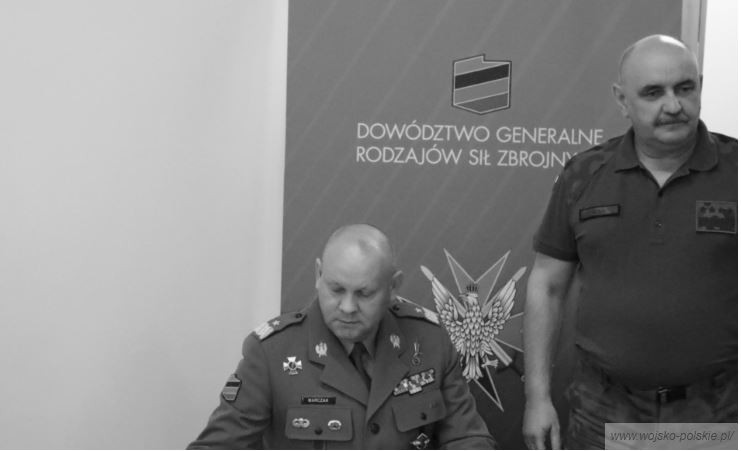 Tướng Marczak là một sĩ quan cao cấp, rất giàu kinh nghiệm. Ông tốt nghiệp Trường Sĩ quan cơ giới cao cấp Ba Lan. Sau khi tốt nghiệp, ông công tác tại Tiểu đoàn đổ bộ đường không số 10 thuộc Lữ đoàn dù Ba Lan số 6. Ông cũng tham gia chiến đấu thực tế ở Bosnia và Afghanistan, giữ các chức vụ chỉ huy. 