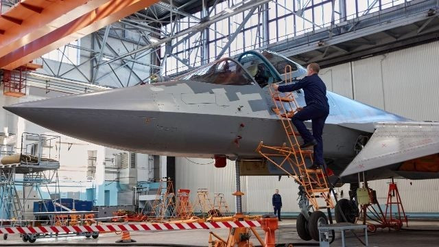 Kể từ khi Su-57 đi vào hoạt động năm 2019, chỉ có vài chục chiếc được sản xuất, ưu tiên cho nhu cầu quân sự của riêng Nga. Các nhà phân tích chỉ ra rằng, trọng tâm sản xuất của Nga có thể sẽ tiếp tục ưu tiên lực lượng của mình, hơn là khách hàng nước ngoài. 