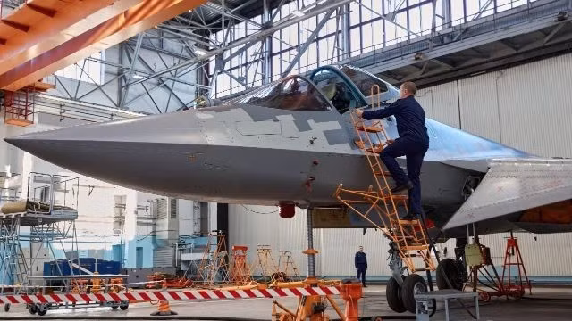 Kể từ khi Su-57 đi vào hoạt động năm 2019, chỉ có vài chục chiếc được sản xuất, ưu tiên cho nhu cầu quân sự của riêng Nga. Các nhà phân tích chỉ ra rằng, trọng tâm sản xuất của Nga có thể sẽ tiếp tục ưu tiên lực lượng của mình, hơn là khách hàng nước ngoài. 
