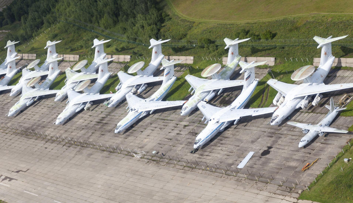 Từ góc độ trang bị, mặc dù Nga sở hữu máy bay AWACS, nhưng quá trình phát triển và tiến độ trang bị của một số mẫu máy bay AWACS “hơi khó mô tả”. Sau khi Liên Xô tan rã, tổn thất số máy bay AWACS do bảo quản kém, nên Không quân Nga chỉ có 16 chiếc AWACS A-50 và A-50M; thấp hơn cả Không quân NATO.