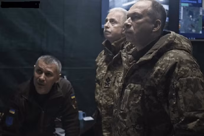 Tin tức mới nhất cho thấy, Tướng Silsky, Tư lệnh lục quân của Ukraine, đã trực tiếp đến thị sát Bakhmut, xem quyết định tiếp tục phòng ngự hay triệt thoái khỏi đây. Trong một cuộc phỏng vấn, Quân đội Ukraine chiến đấu ở Bakhmut đã phản ánh về việc thiếu đủ vũ khí hạng nặng; điều này đã tiết lộ nhiều thông tin quan trọng.