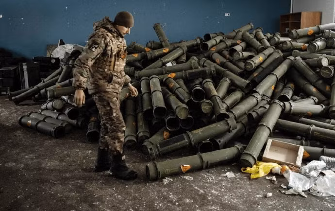 Giới phân tích cho rằng, Quân đội Ukraine đã không tăng cường thêm vũ khí hạng nặng cho chiến trường Bakhmut; lý do là Quân đội Ukraine bám trụ Bakhmut dựa vào địa hình và công sự, nên không cần sự hỗ trợ của vũ khí hạng nặng. Và thực tế chứng minh là quân Ukraine đã “trụ vững” được 9 tháng tại đây, bất chấp hỏa lực pháo binh gấp hàng chục lần của quân Nga.