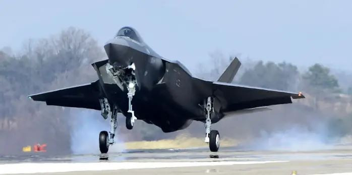 Cũng trong 18 tháng qua, đã có 172 trường hợp máy bay chiến đấu của Không quân Hàn Quốc phải hạ cánh khẩn cấp và 62 trường hợp chúng có thể bay, nhưng không thể hoàn thành nhiệm vụ. Ảnh: Military.