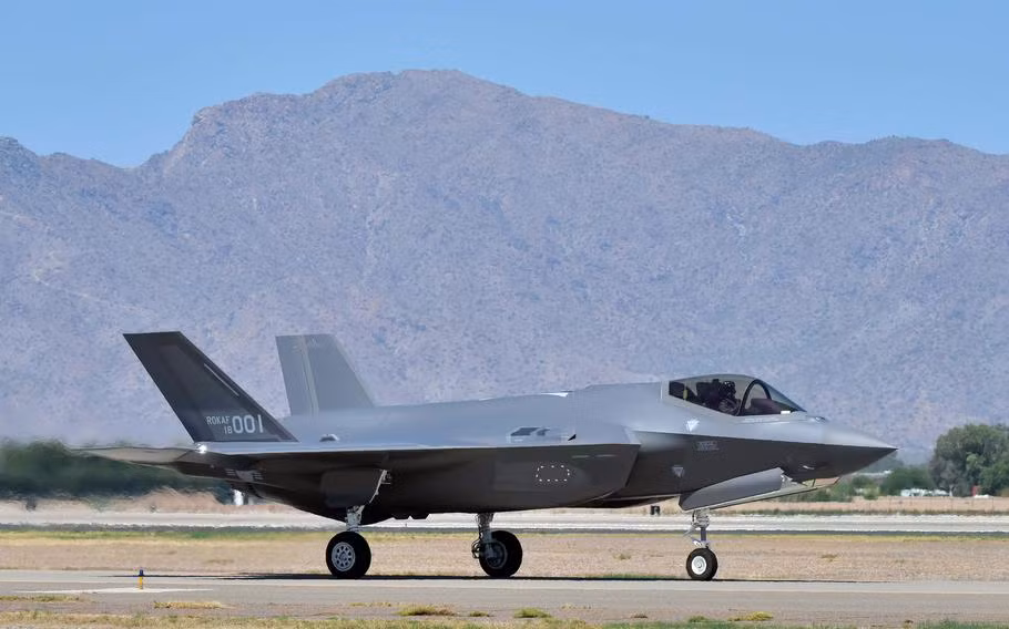 Quân đội Hàn Quốc sẽ phải trả tiền sửa chữa, vì vụ tai nạn máy bay F-35 đâm vào chim vào tháng 1/2022 là do "xui xẻo", chứ không phải do lỗi của nhà sản xuất. Những danh mục tai nạn như vậy, không nằm trong danh sách bảo hành của Lockheed Martin. Ảnh: Aviation.