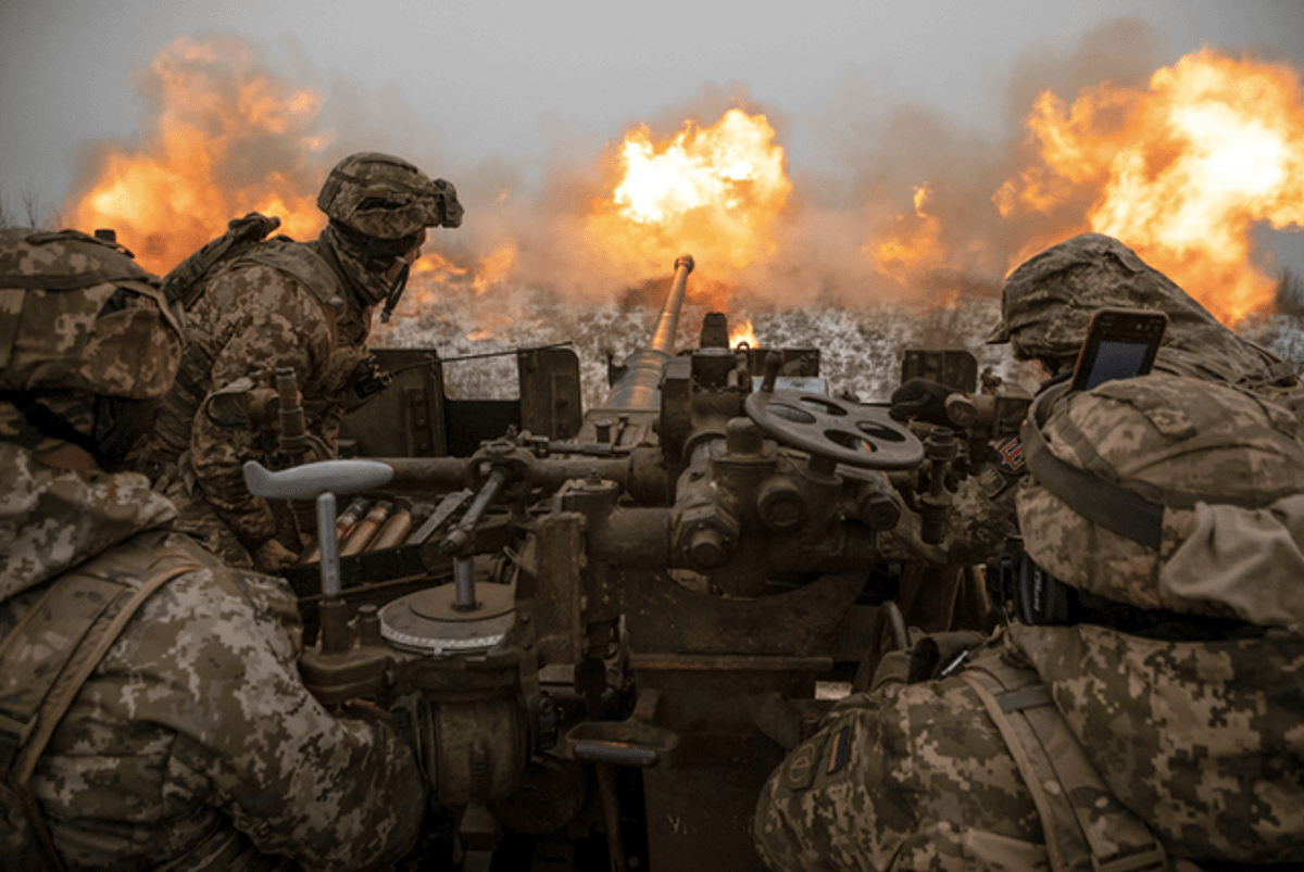 Để chế áp các vị trí phòng ngự trực tiếp của Ukraine, quân đội Nga tăng cường sử dụng pháo phòng không 57mm S-60 để tấn công mục tiêu mặt đất. Đây là những vũ khí phòng không được chế tạo dưới thời chiến tranh Lạnh và đã được Quân đội Liên Xô loại khỏi biên chế chiến đấu từ cuối thập niên 1960. 