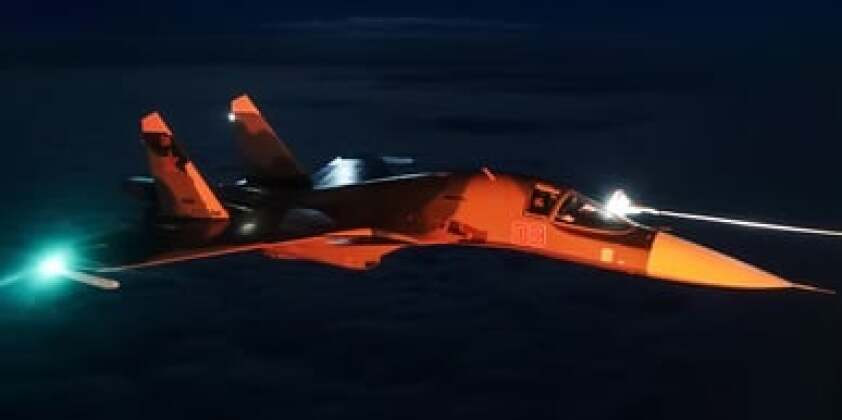 Tiêm kích bom Sukhoi Su-34 là loại máy bay tiêm kích ném bom và tấn công tiên tiến 2 chỗ ngồi, mục đích thiết kế Su-34 làm nhằm thay thế loại tiêm kích bom Su-24, được thiết kế vào thập niên 1980. Khả năng mang vũ khí của Su-34 so với các máy bay chiến đấu khác của Nga là hoàn toàn vô song.