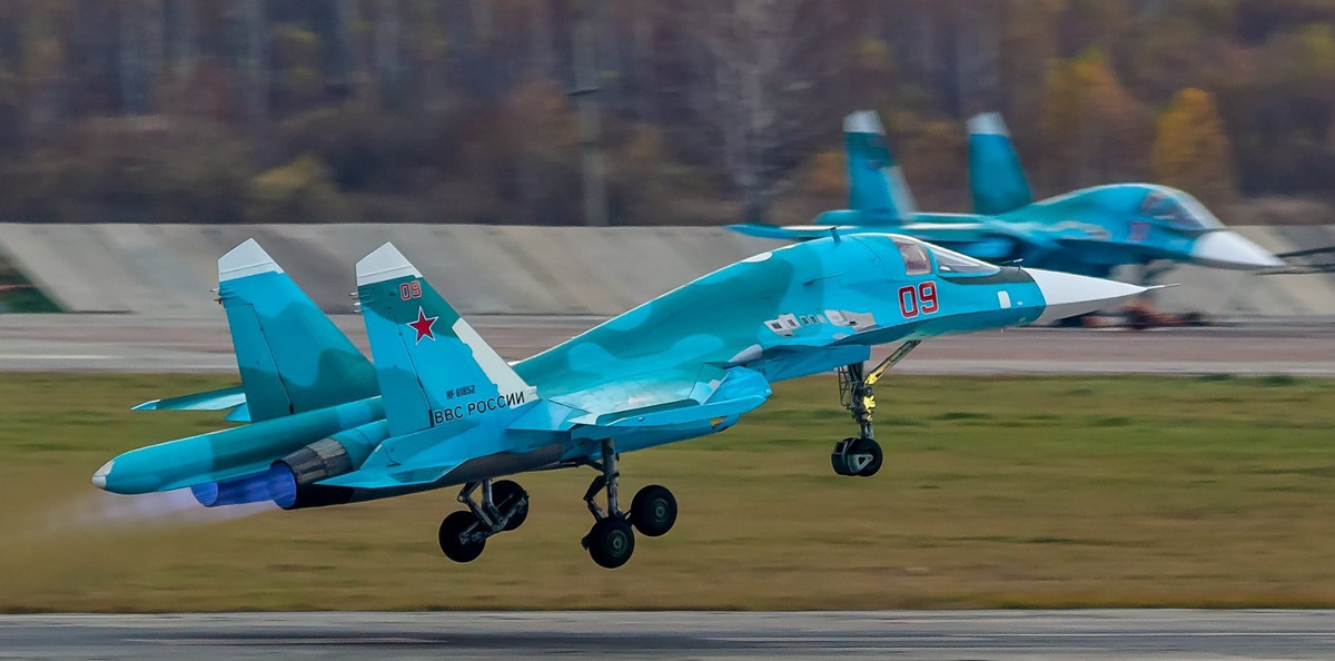 Su-34 được đưa vào hoạt động trong Không quân Nga từ năm 2014 và mặc dù nó được coi là máy bay chiến đấu tấn công hàng đầu, nhưng được thiết kế chủ yếu cho các nhiệm vụ sử dụng tên lửa tấn công tầm xa, nhằm tiêu diệt các mục tiêu của NATO ngoài lãnh thổ Nga. 