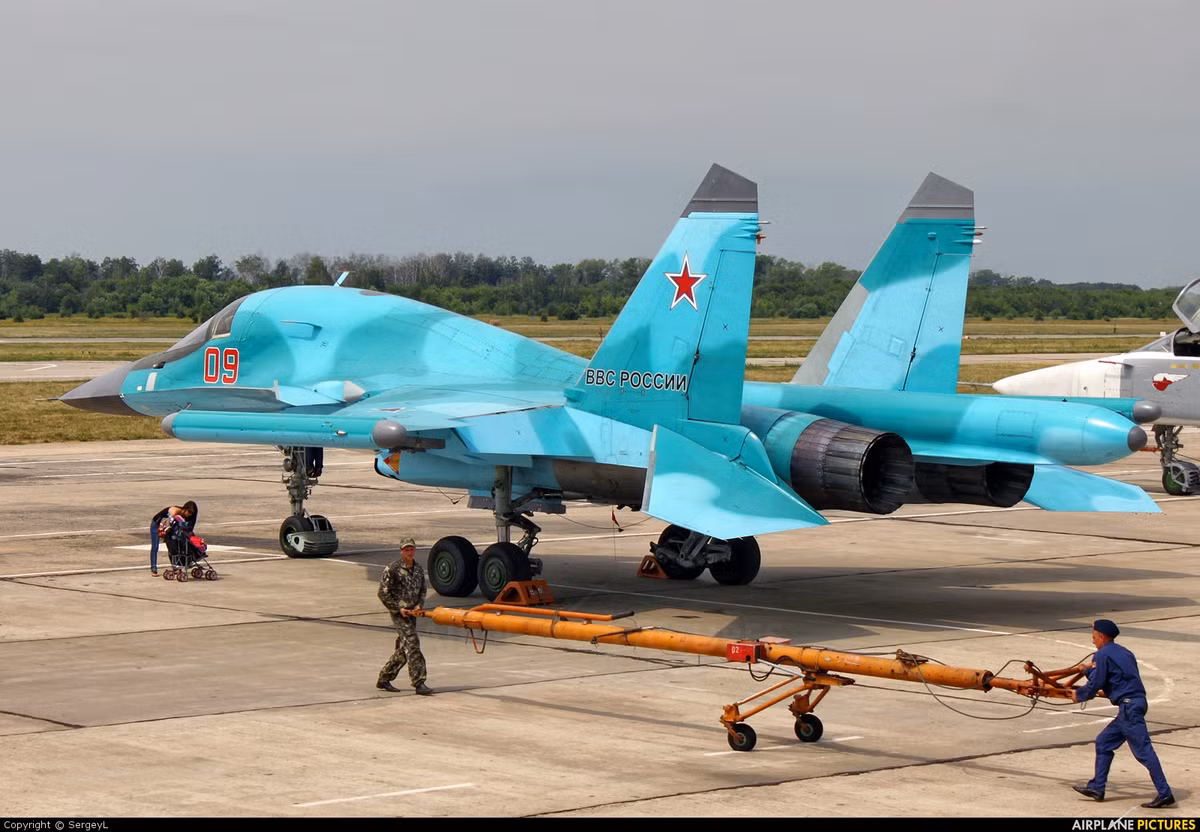 Trong thập kỷ qua, số lượng máy bay tiêm kích bom Su-34 đã được Không quân Nga mua với tỷ lệ lớn hơn bất kỳ loại chiến đấu cơ nào khác và chúng được sản xuất với chi phí rẻ hơn nhiều so với Su-35, loại chiến đấu cơ vốn được thiết kế cho nhiệm vụ chiếm ưu thế trên không hơn là tấn công mặt đất.