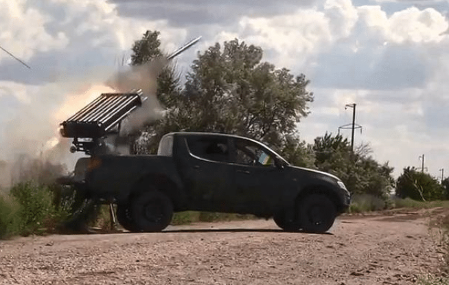 Còn ông Mirosnik, đại diện của nước cộng hòa Donetsk tự xưng (DPR) tại Nga, cho biết: "Tất cả các thông báo về cuộc phản công sắp xảy ra của Quân đội Ukraine và các tài liệu cố tình bị rò rỉ, đều nhằm mục đích đe dọa chúng tôi. Họ nói rằng, toàn bộ “thế giới văn minh” đã trang bị vũ khí cho người Ukraine.