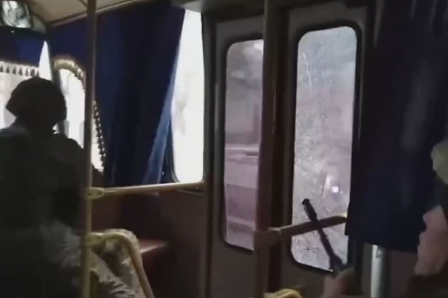 Cũng theo truyền thông Nga, trong quá trình sơ tán công dân Nga khỏi Kazakhstan, một chiếc xe buýt chở các công dân Nga đã bị bị lực lượng cực đoan bắn trúng cửa sổ của xe.