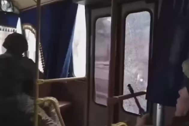 Cũng theo truyền thông Nga, trong quá trình sơ tán công dân Nga khỏi Kazakhstan, một chiếc xe buýt chở các công dân Nga đã bị bị lực lượng cực đoan bắn trúng cửa sổ của xe.