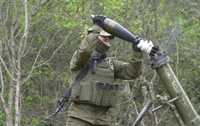 Tại đường Orlova, quân dù Nga cũng ngăn chặn các nỗ lực phản công của Ukraine; trong khi pháo binh của quân dù Nga bắn phá dữ đội trận địa Ukraine ở phía tây của tiểu khu Kanal. Theo trang Topwar, ngày 21/7, Lữ đoàn 200 đã vượt kênh đào ở 2 nơi và đang bảo vệ các đầu cầu. Hiện chưa có chi tiết nào khác. 