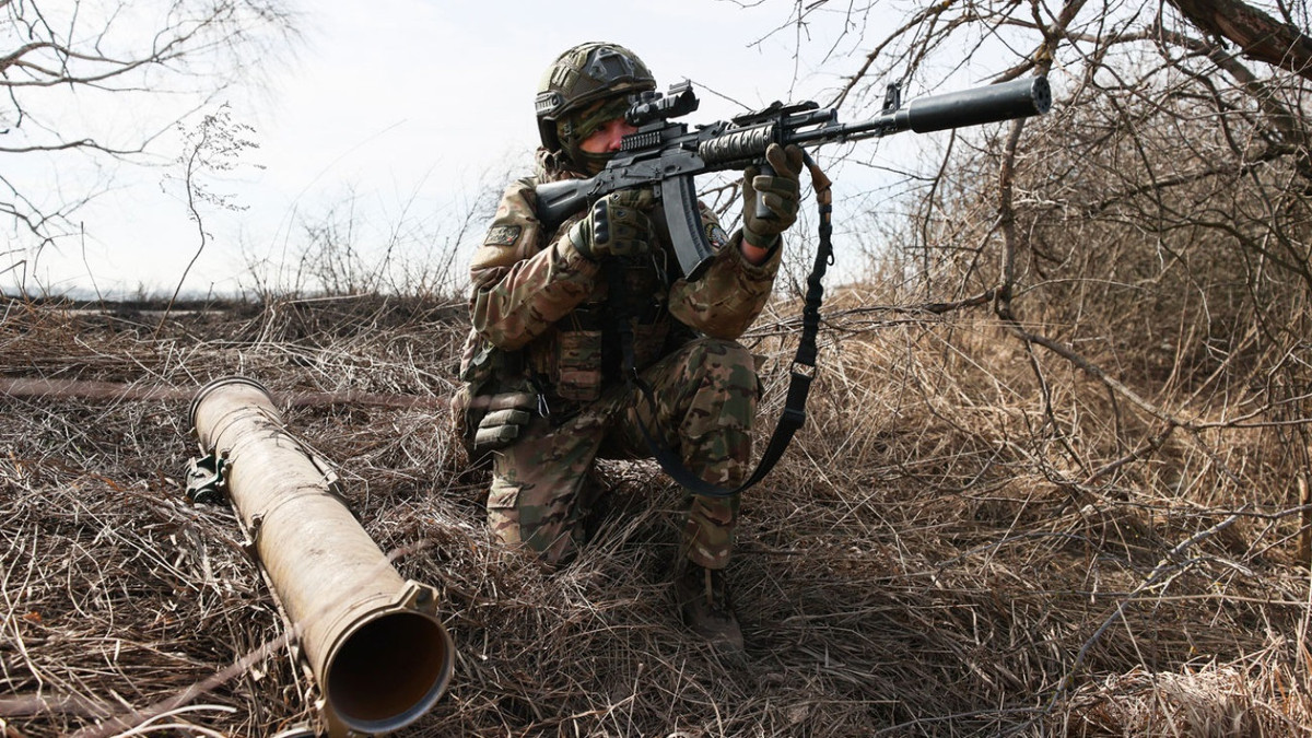 Ngoài ra, lính dù của Sư đoàn dù 98 đã tích cực tiến công vào khu vực kênh đào Seversky Donets - Donbass, một số phân đội dù đã vượt qua được kênh đào ở khu vực Kalinovka, và một xe bán tải của Ukraine bị tiêu diệt ở phía tây của làng.